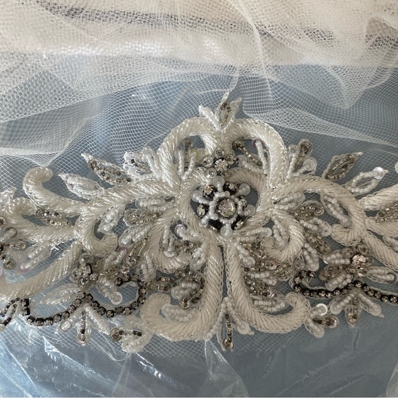 Wedding Veil Ivory Tulle Embroidered Beaded Fingertip Length - Picture 9 of 10